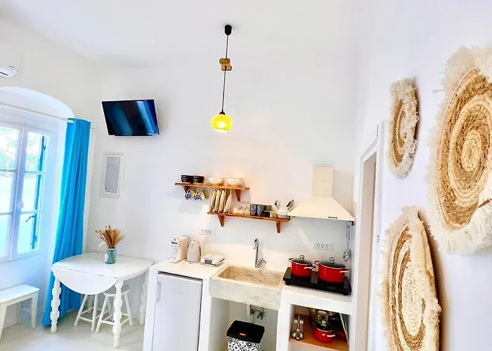 Provis Next To The Mills In Feriehus Mykonos Town